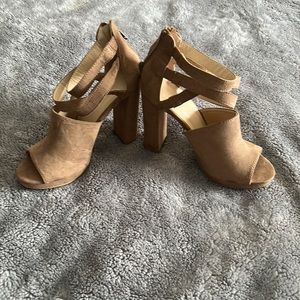 7 1/2 Wild Diva Lounge Tan Heel.